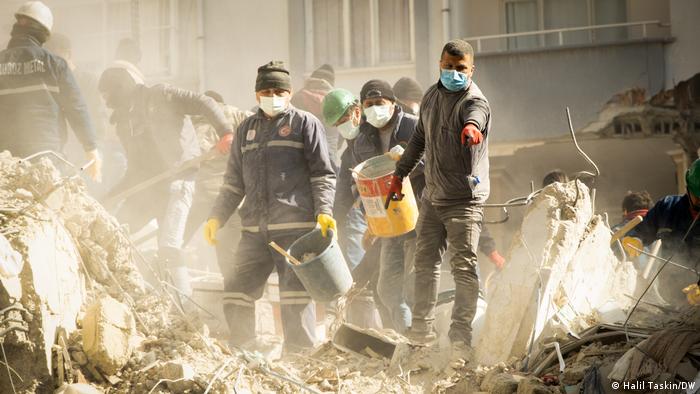 Türkei Erdbeben l Rettungsarbeiten nach den Beben in der Stadt Adana