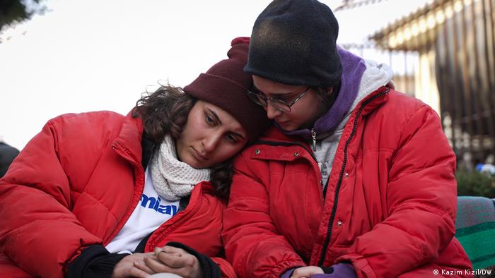 Türkei Erdbeben l Meysa Kaya wartet auf die Bergung ihrer Großmutter, Iskenderun