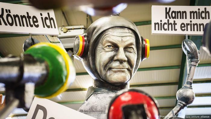 El rostro de Olaf Scholz en un robot, como crítica al canciller alemán, en un carro del carnaval de Maguncia.