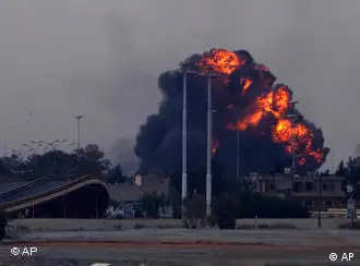 班加西郊外，战机坠地后燃起大火。