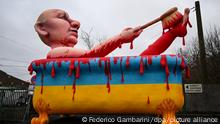 Ein Mottowagen zeigt den russischen Präsidenten Putin der in einer Badewanne in den ukrainischen Nationalfarben ein Blutbad nimmt. In Düsseldorf findet der erste Rosenmontagszug seit drei Jahren statt, 2021 und 2022 waren die Züge wegen Corona ausgefallen. +++ dpa-Bildfunk +++