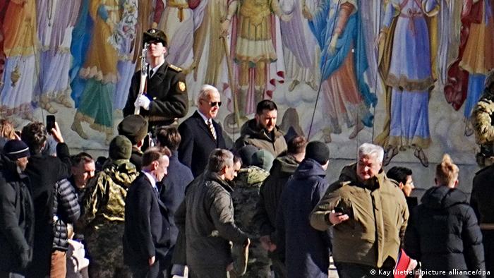 Joe Biden und Wolodymyr Selenskyj an der Sophienkathedrale in Kiew, wo der US-Präsident einen Kranz niederlegte