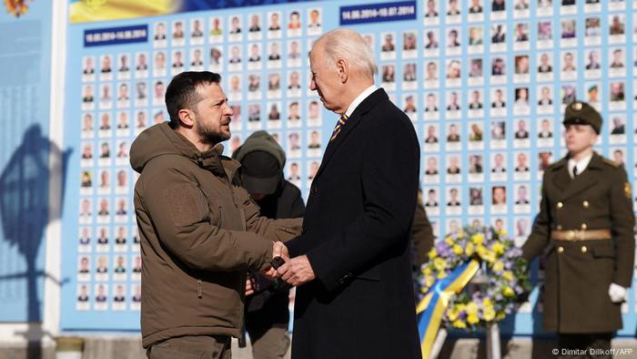 Kiew: US-Präsident Biden schüttelt die Hand des ukrainischen Präsidenten Selenskyj vor Porträts der Opfer des Krieges seit 2014