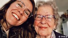 Lisa Weeda und ihr Großmutter Aleksandra haben die Köpfe aneinander gelehnt und lächeln in die Kamera. 