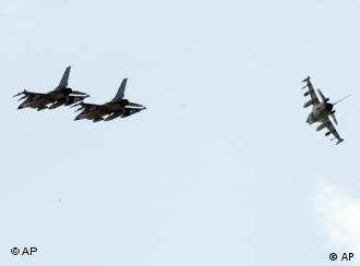 Kampfjets in der Luft (Archivfoto: AP/dapd)