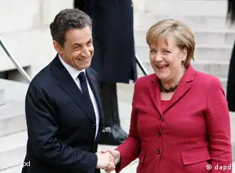 French President Nicolas Sarkozy, left, welcomes German Chancellor Angela Merkel before a crisis summit at the Elysee palace in Paris, Saturday, March, 19, 2011. Britain and France took the lead in plans to enforce a no-fly zone over Libya on Friday, sending British warplanes to the Mediterranean and announcing a crisis summit in Paris with the U.N. and Arab allies. (Foto:Remy de la Mauviniere/AP/dapd)