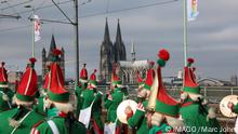 Der Rosenmontagszug in Köln 2023 mit dem Motto 200 Jahre Kölner Karneval Ov Krüz oder quer startet erstmals mit 78 Gruppen und Persiflagewagen von Deutz über den Rhein in die Innenstadt. 20.02.2023 Köln NRW Deutschland *** The Rose Monday procession in Cologne 2023 with the motto 200 years of Cologne Carnival Ov Krüz or across starts for the first time with 78 groups and persiflage cars from Deutz across the Rhine into the city center 20 02 2023 Cologne NRW Germany