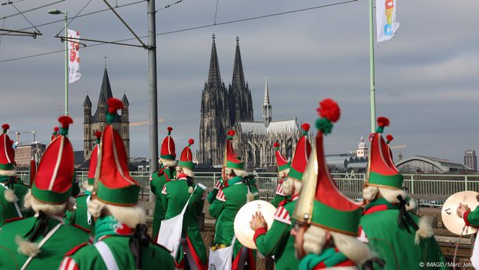 Desfile carnavalesco en el Puente de Deutz, con la catedral de Colonia en el fondo.