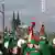 Eine Truppe verkleideter Personen schreitet beim Rosenmontagsumzug in Köln über eine Brücke. Im Hintergrund sieht man den Kölner Dom.