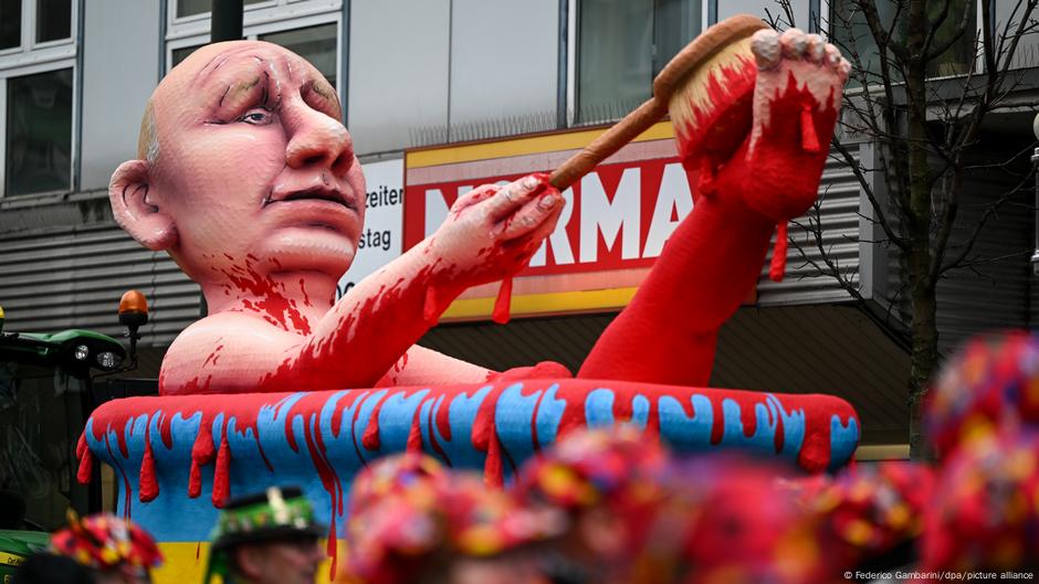 Ein Mottowagen beim Düsseldorfer Rosenmontagsumzug zeigt Putin, der in einer Badewanne voller Blut badet.