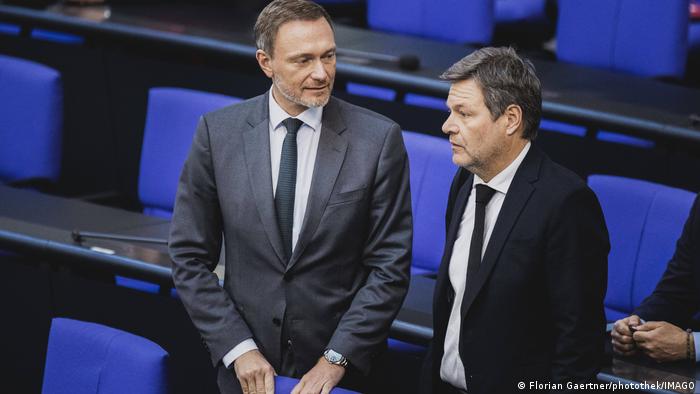 Christian Lindner (FDP) und Robert Habeck (Buendnis 90/Die Gruenen) im Bundestag stehend vor der Regierungsbank.