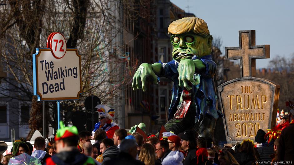 Ein Mottowagen in Mainz zeigt Donald Trump, der als Zombie aus einem Grab aufersteht.