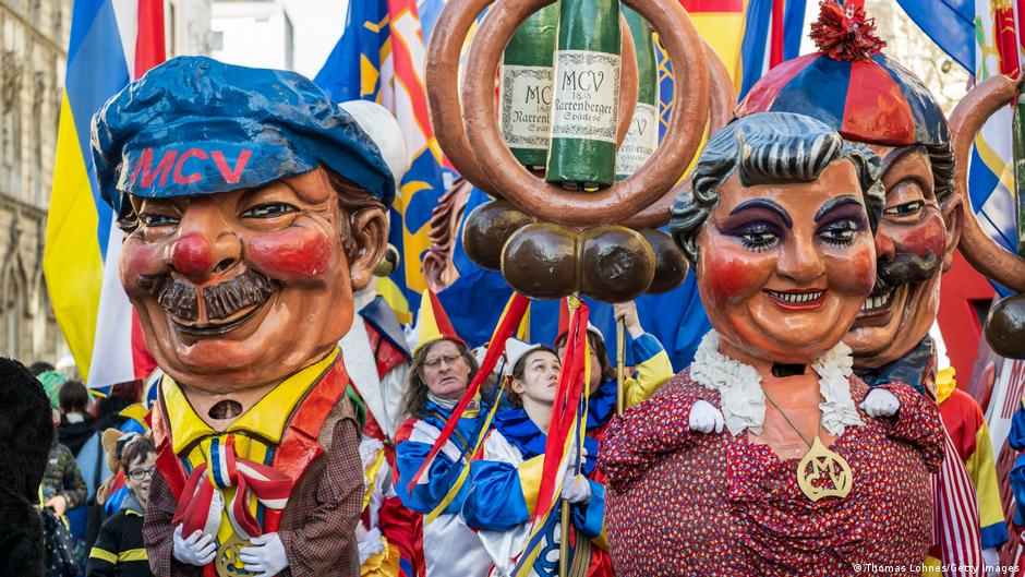 Foto von großen Figuren namens Schwellköpp beim Mainzer Karneval.