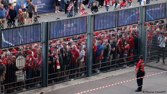 Liverpooler Fans stehen gedrängt in der Warteschlange hinter einem Zaun am Stade de France