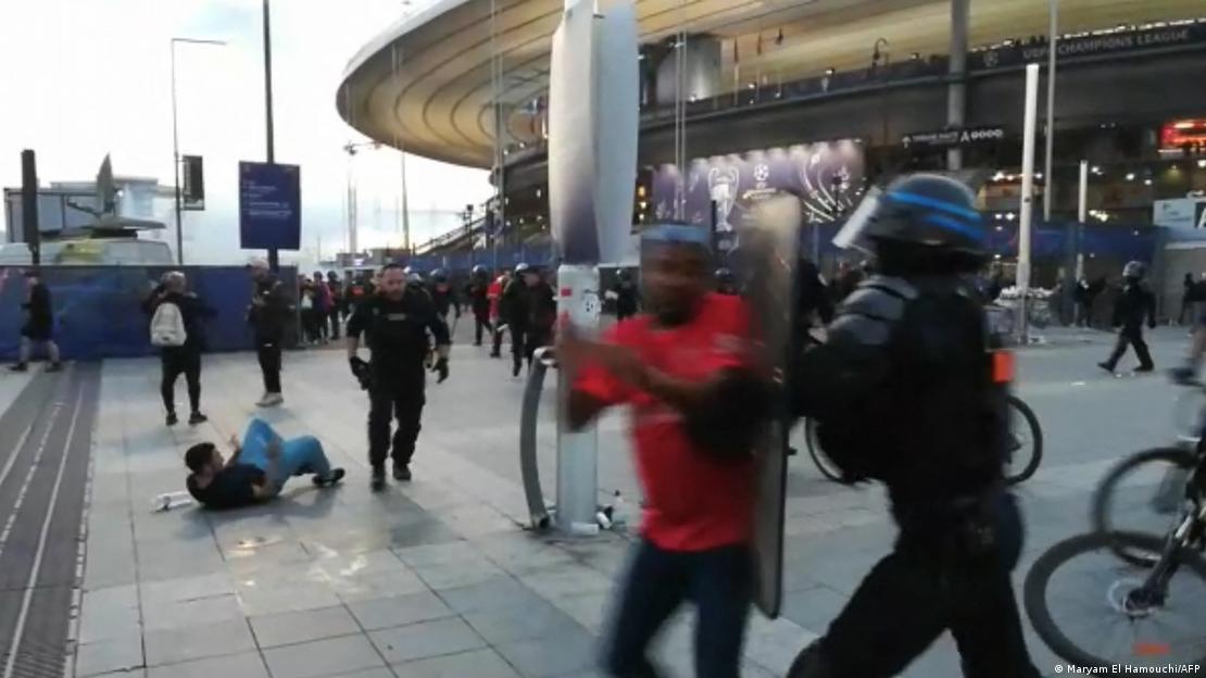 Σύγκρουση φιλάθλων με αστυνομικούς έξω από το Σταντ ντε Φρανς στον τελικό του Τσάμπιονς Λιγκ του 2022