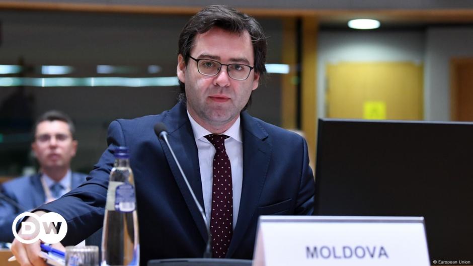 Moldova calls for EU sanctions on oligarchs helping Russia DW 02/20