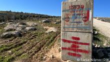 Ort: Masafer Yatta, occupied West Bank
Datum: 19.2.2023
Entrance to the fire zone 918, a military training ground in the occupied West Bank. The sign reads Danger - firing zone - the entrance is forbiden.
