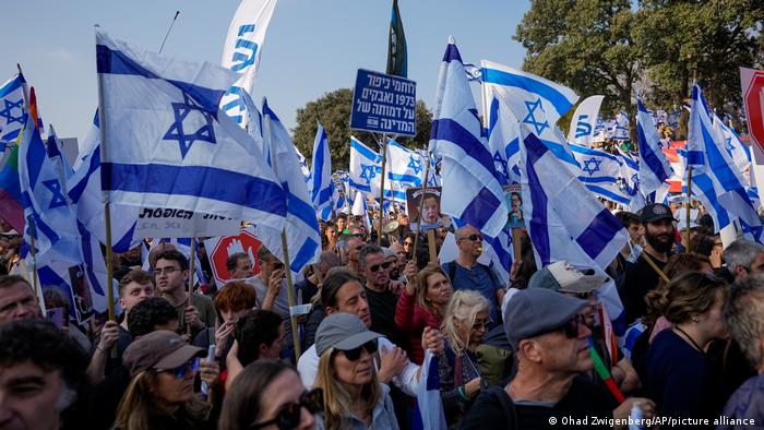 Manifestantes que portan banderas de Israel.