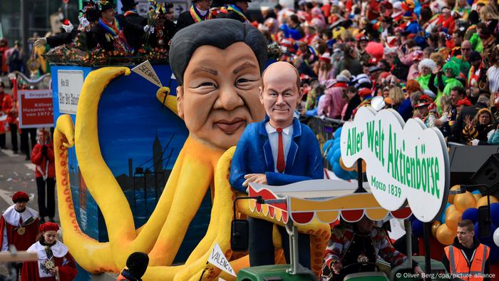Una figura del canciller alemán, Olaf Scholz, encabeza el carromato, seguido de Xi como pulpo.