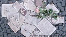 19.11.2018, Bayern, München: Vor dem Eingang zum Hauptgebäude der Ludwig-Maximilians-Universität (LMU) am Geschwister-Scholl-Platz sind die Flugblätter der Widerstandsgruppe Weiße Rose als Denkmal in den Boden eingelassen. Der Historiker und Autor Aly wird für sein jüngstes Buch «Europa gegen die Juden. 1880 - 1945» mit dem Geschwister-Scholl-Preis 2018 ausgezeichnet. Der Preis erinnert an Sophie und Hans Scholl, die während der Nazi-Zeit der studentischen Widerstandsgruppe «Weiße Rose» in München angehörten und später von den Nationalsozialisten ermordet wurden. Foto: Sven Hoppe/dpa +++ dpa-Bildfunk +++