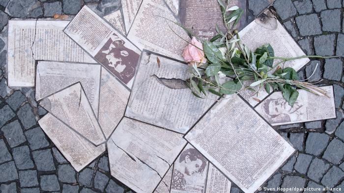 Vor dem Eingang zum Hauptgebäude der Ludwig-Maximilians-Universität (LMU) sind die Flugblätter der Widerstandsgruppe Weiße Rose als Denkmal in den Boden eingelassen