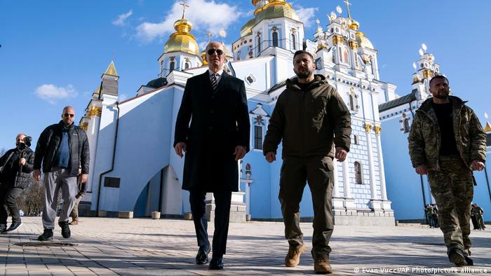 Joe Biden (li.) und Wolodymyr Selenskyj vor dem St. Michaelskathedrale in Kiew