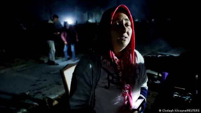 Una mujer luce angustiada tras un nuevo terremoto en Turquía.