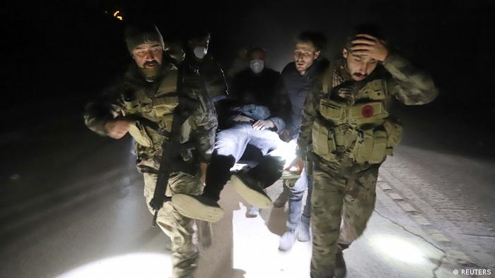 Policías de las fuerzas especiales trasladan a un hombre herido tras el nuevo sismo en Turquía.