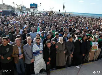 利比亚民众为死难者祈祷