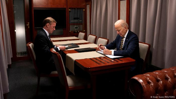 Joe Biden (r.) und der Nationale Sicherheitsberater Jake Sullivan im Zug nach Polen