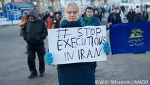 Flensburg, Schleswig-Holstein: Demo in SolidaritÃ¤t mit der Revolution im Iran Demonstrantin hÃ¤lt Transparent mit Aufschrift Stop Executions in Iran . Aufnahme vom 21.01.2023, Flensburg, Veranstaltungsplatz, Hafenspitze *** Flensburg, Schleswig Holstein demo in solidarity with the revolution in Iran demonstrator holds banner with inscription Stop Executions in Iran photo taken 21 01 2023, Flensburg, Veranstaltungsplatz, Hafenspitze