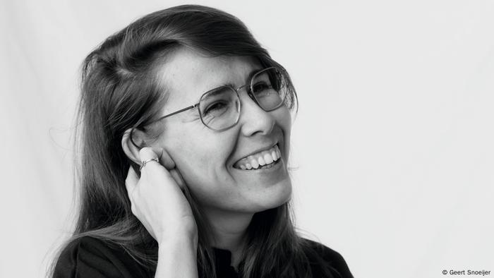 Lisa Weeda lächelt auf einem schwarz-weiß-Foto. Lisa Weeda lächelt auf einem schwarz-weiß-Foto.