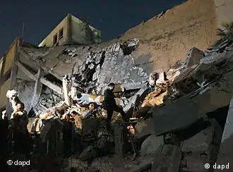 位于首都的黎波里的卡扎非政权指挥中心被巡航导弹摧毁