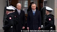 21/02/2023 Polish President Andrzej Duda, right, welcomes President Joe Biden at the Presidential Palace in Warsaw, Ukraine, Tuesday, Feb. 21, 2023. Biden is visiting Poland a day after an unannounced visit to Kyiv to meet President Volodymyr Zelenskyy, that comes days before the first anniversary of Russia's invasion of Ukraine. (AP Photo/Czarek Sokolowski)