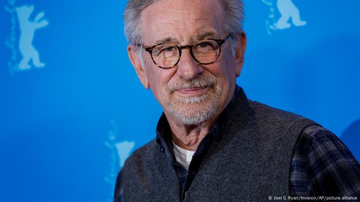 Porträt von Steven Spielberg vor einer blauen Leinwand bei der Berlinale. 