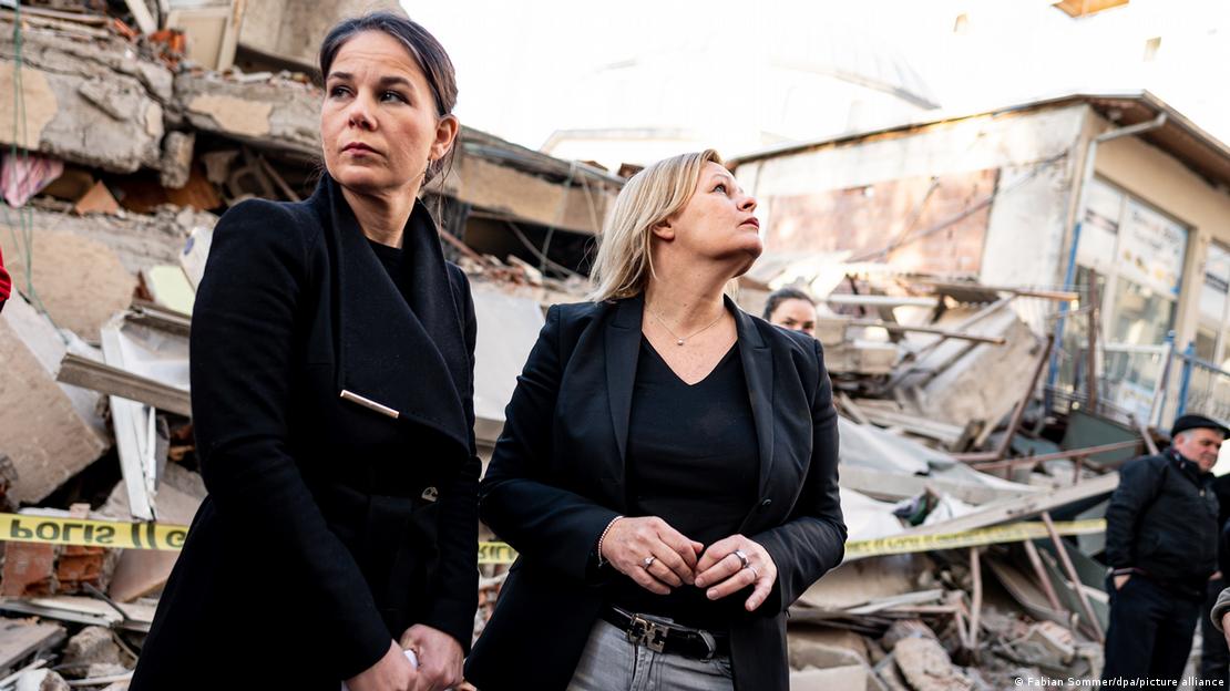 Almanya Dışişleri Bakanı Baerbock (solda) ile İçişleri Bakanı Faeser 21 Şubat Salı günü deprem bölgesine gitti. Kahramanmaraş'taki yardım çalışmaları hakkında da bilgi aldılar. 