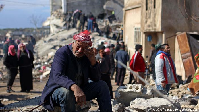 Un hombre llora frente a su hogar destruido por el terremoto en Siria.