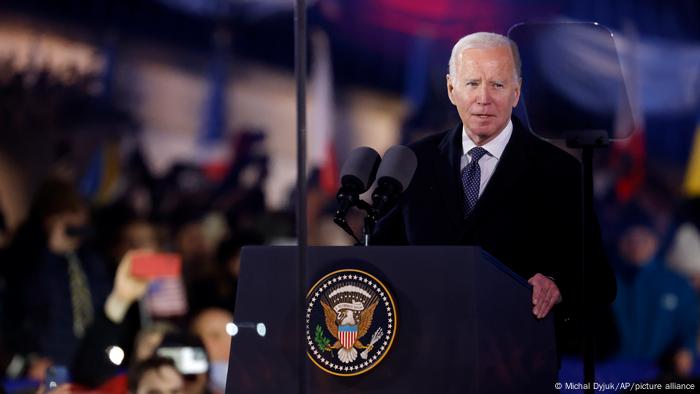 Biden habla en Varsovia, Polonia.