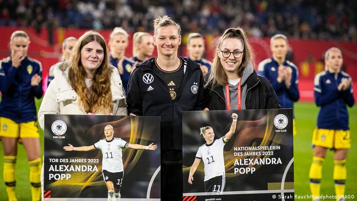 Vor dem Länderspiel gegen Schweden wird Alexandra Popp vom Fanclub des DFB-Teams als Nationalspielerin des Jahres und für das Tor des Jahres 2022 geehrt. 