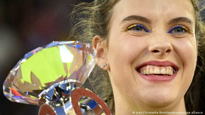 Jaroslawa Mahutschich mit gelb-blauem Eyeliner bei einer Siegerehrung