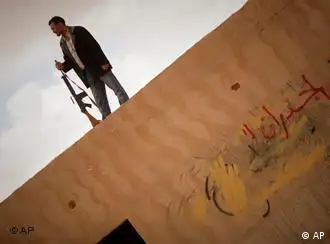 利比亚艾季达比亚市的一名反派武装成员
