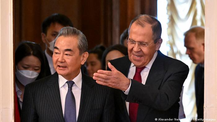 Der chinesische Außenpolitiker Wang Li und Russlands Außenminister Sergej Lawrow in Moskau 