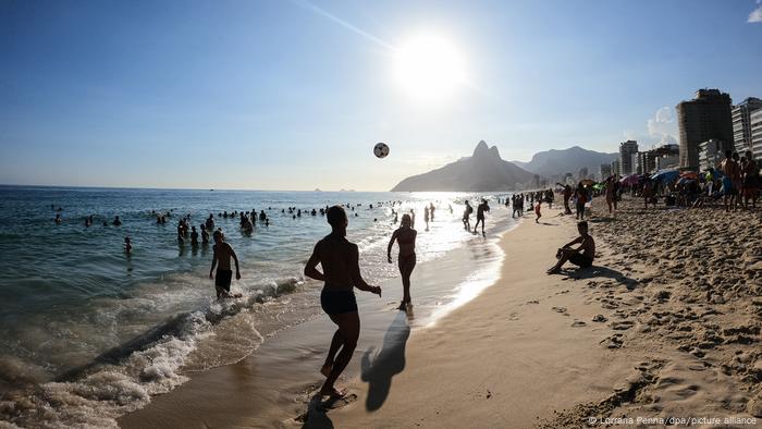 Menschen spielen mit einem Ball am Ipanema-Strand in Rio, Brasilien