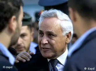 Former Israeli President Moshe Katsav, center, arrives at a court in Tel Aviv, Tuesday, March 22, 2011. A Tel Aviv court is set to sentence a former Israeli president convicted of rape. Katsav faces up to 16 years in prison when his sentence is handed down Tuesday. He said he is innocent. (Foto:Ariel Schalit/AP/dapd)