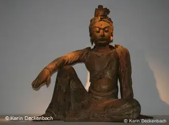 Fein geschnitzte Guanyin aus dem 12. Jahrhundert im Ehtnologischen Museum. Copyright: Karin Deckenbach