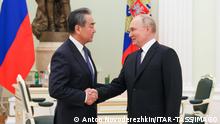 RUSSIA, MOSCOW - FEBRUARY 22, 2023: Russia s President Vladimir Putin R and Chinese State Councillor Wang Yi, director of the Office of the Central Foreign Affairs Commission of the Chinese Communist Party, a member of the CCP Politburo, shake hands during a meeting at Moscow s Kremlin. Anton Novoderezhkin/TASS PUBLICATIONxINxGERxAUTxONLY 57492777