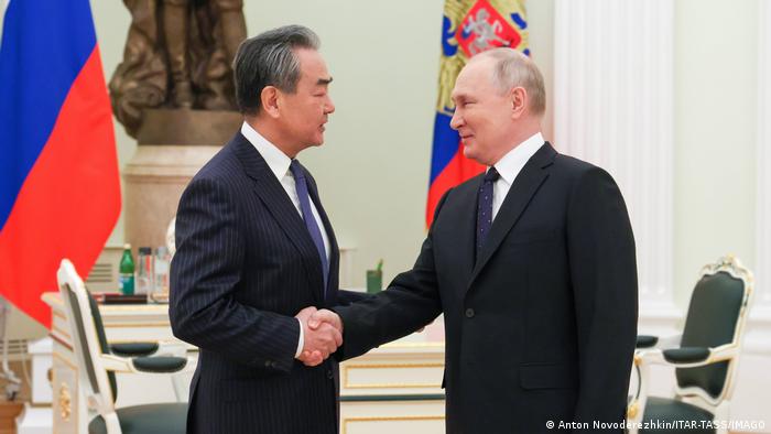 中共中央政治局委员王毅2月22日与俄罗斯总统普京会面