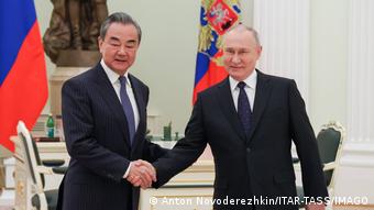 Ο υπουργός εξωτερικών της Κίνας Γουάνγκ Γι στη Μόσχα με τον Βλάντιμιρ Πούτιν