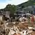 Pessoas observam escombros depois de enxurrada na Vila Sahy