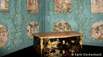 Chinesische Bildtapete und Kommode im chinesischen Stil im Schloss Köpenick